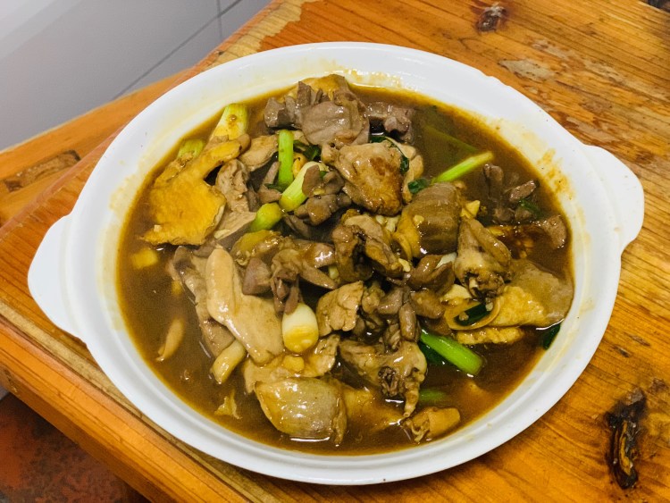 【苦瓜沙螺汤】这个汤比较清淡,其实就是苦瓜滚蚬肉,不过不失吧.