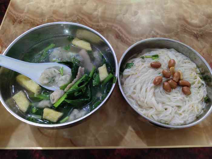 希爾頓旁邊的西天尾扁肉店 拌麵 扁肉雜湯 白切豬腸 滷肉等味道一流