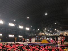 -嘿哟动霸CHUA·新潮玩运动娱乐中心·蹦床滑冰团建乐园