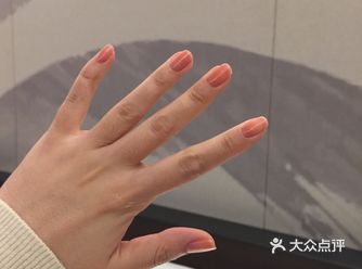 本来想做一个枫叶红，美甲师推荐一个果冻橙色
