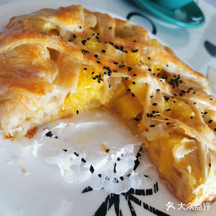 烤箱上下200度烤15分钟，出炉～吃了一块超级好吃