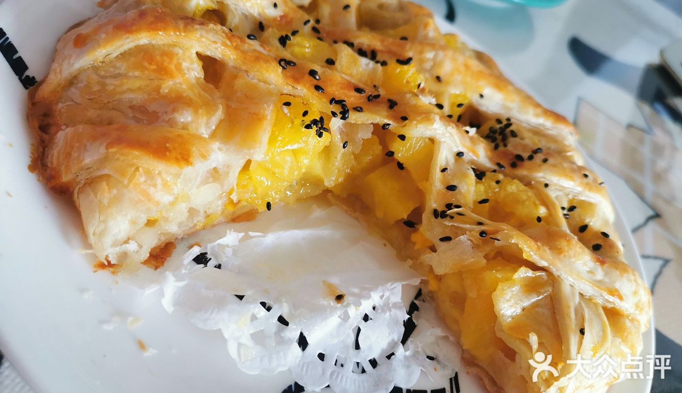 烤箱上下200度烤15分钟，出炉～吃了一块超级好吃