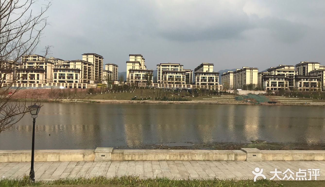 自然风景龙兴御临河明月山下波光粼粼青山绿水蓝