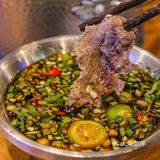 汤清，酸冽味浓，绝对开胃醒神。高温烫煮海南文昌跑地鸡