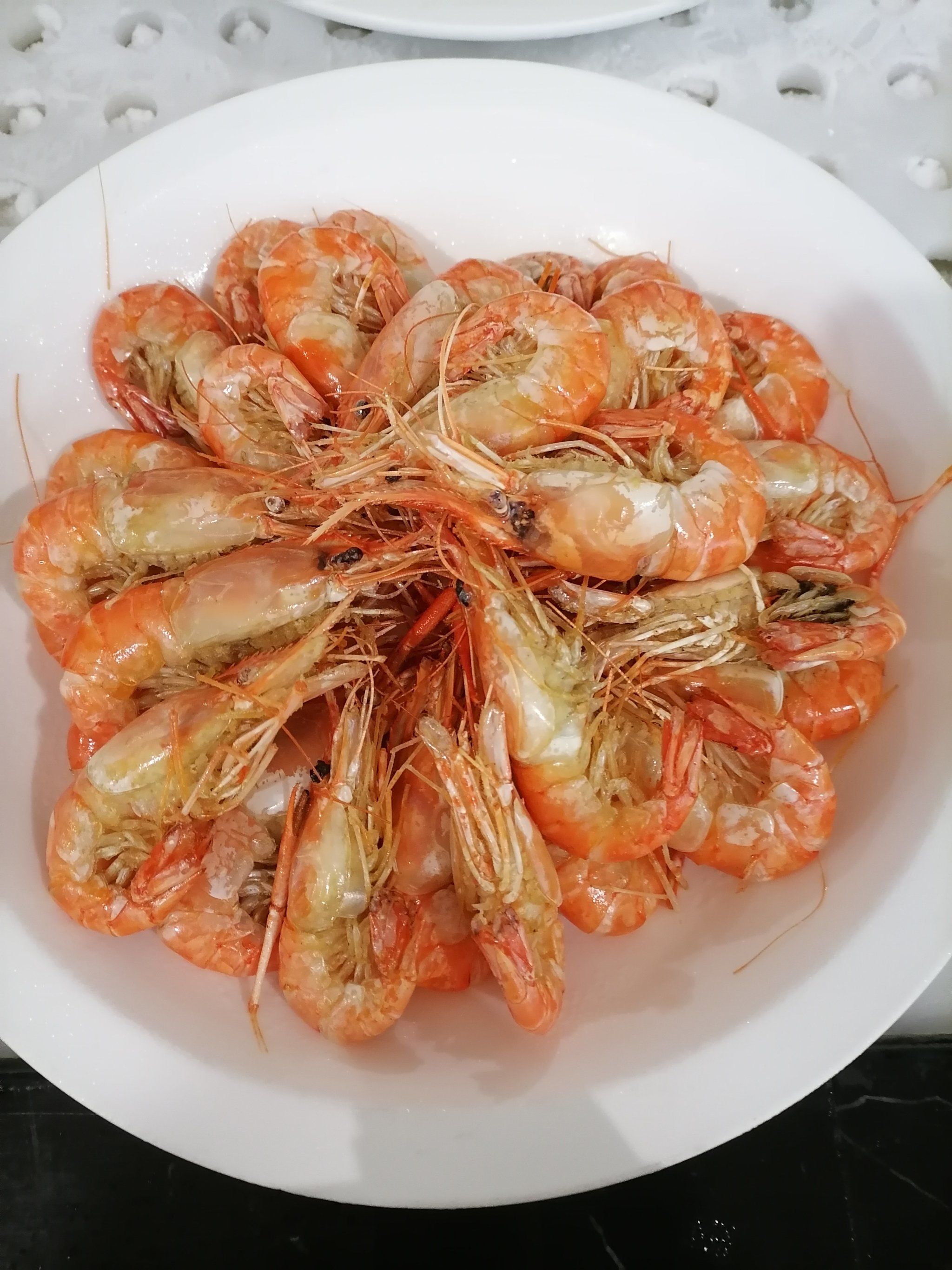 梁家大院的大头虾因其独特的烹饪方法和鲜美