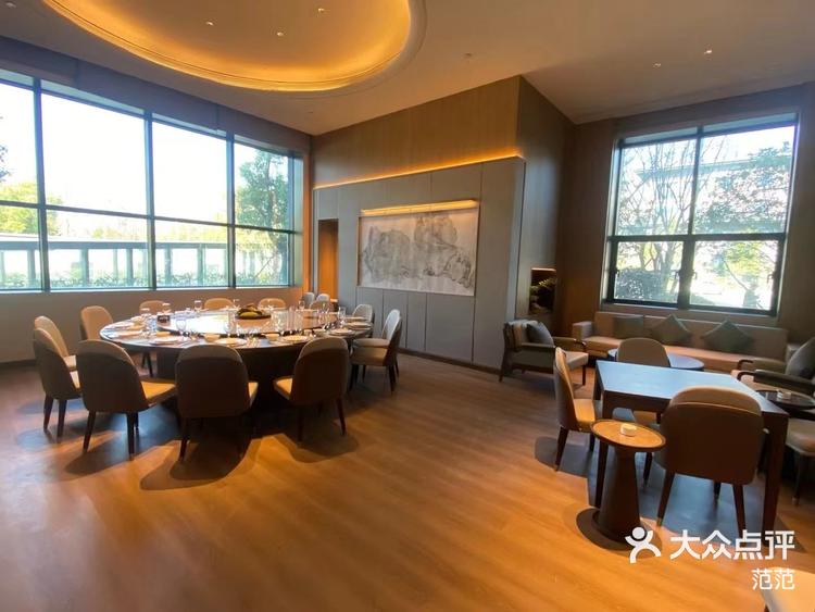 2 / 3 3 / 3 打开app查看高清大图 范范 12月3日 18:34 关注 这家酒店