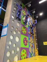 -蹦贝运动中心·蹦床·攀岩·闯关(龙岗店)