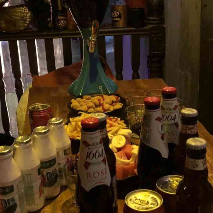 花海苔黄瓜条等小吃价格亲民学生党都能消夜总会桌子上的百威hls酒吧