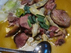 -帅巴人舅母子腊蹄民俗村