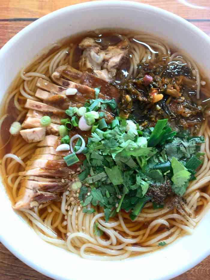 弥勒竹园桐丽卤鸡米线-"这里的食物好吃,环境不错 干净卫生 给人.