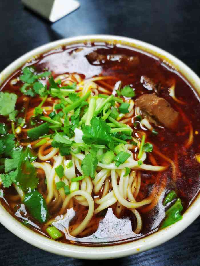 大坨牛肉面-"菜市场门口一家面馆,招牌颜色黑色底,看起.