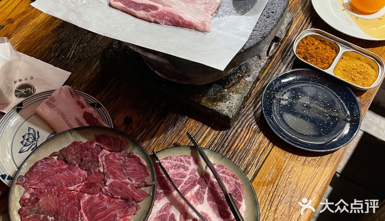 爬坡上坎吃烤肉，这个体验也只有山城重庆才能体验吧！