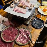 爬坡上坎吃烤肉，这个体验也只有山城重庆才能体验吧！