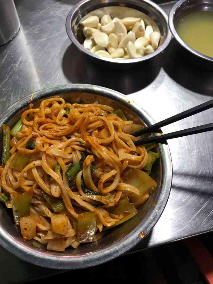 打分 汇通面厉害了,一条街几十家铺子就卖这一种面,吃面蒜不离手,劲道