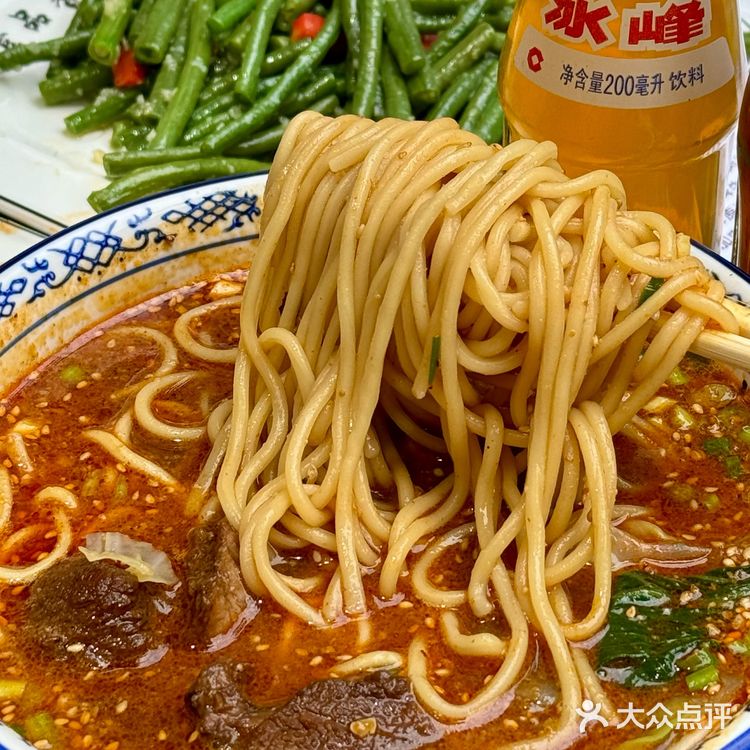 安东街新面馆！这牛肉块够大！！