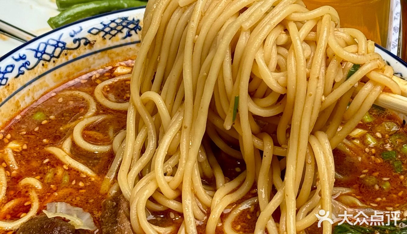 安东街新面馆！这牛肉块够大！！