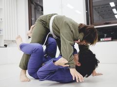 -菠萝格斗巴西柔术训练馆