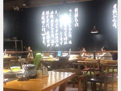 大堂-洪氏嗨捞·广东猪肚鸡·椰子鸡火锅(西咸万象城店)