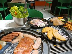 -山野的朋友露营炭火烤肉