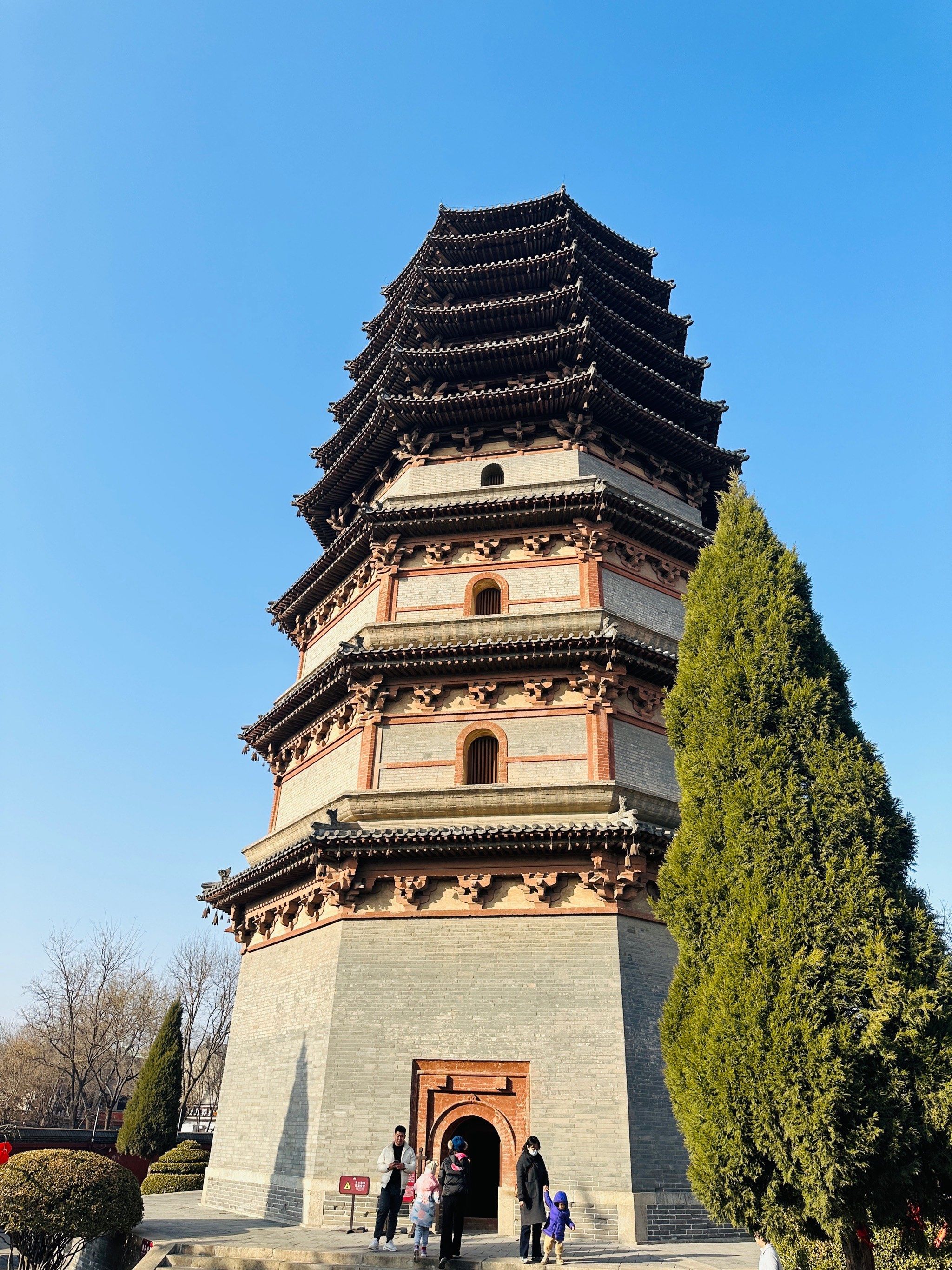 来到天宁寺一进门就看到了高耸的凌霄塔,看
