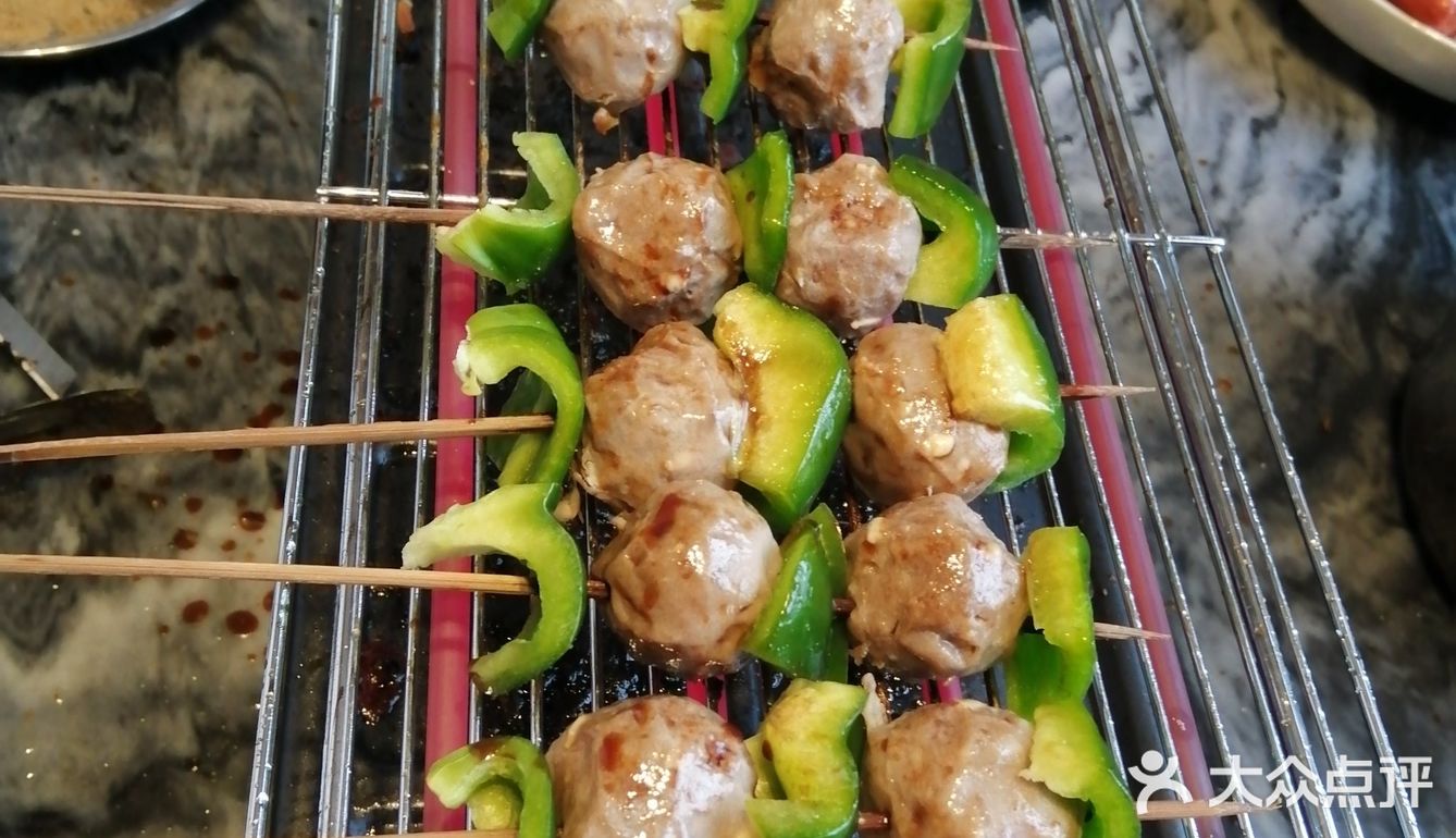 沥干水，上炉烧！准备调料是蜜糖，烧烤汁，孜然粉，油