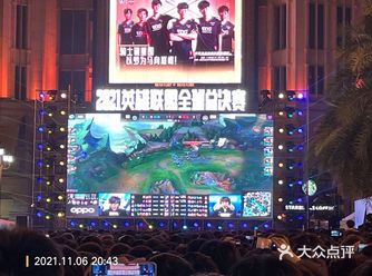 「世界城光谷步行街」 人山人海的光谷步行街