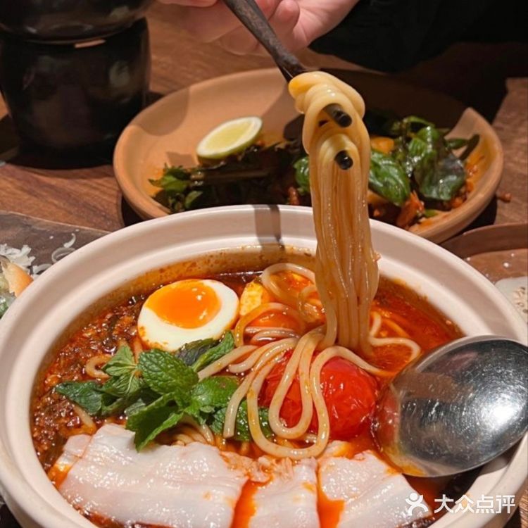 走进野果餐厅，瞬间就被那独特又惬意的氛围感包裹