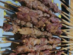手工现穿新疆羊肉串-新疆烧烤王(广灵店)