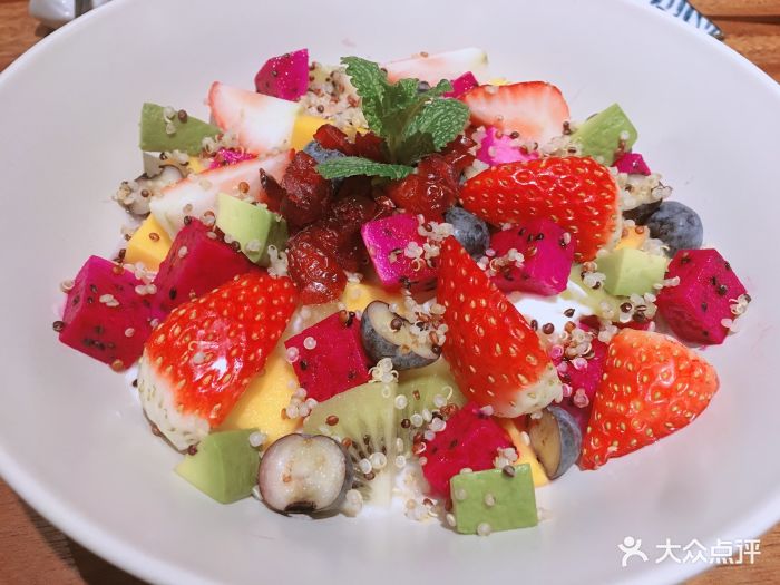 鲔度深海灵感餐厅(义乌之心店)藜麦水果沙拉图片 - 第1张