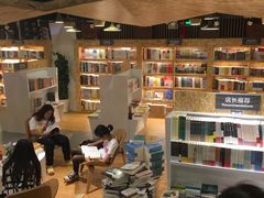 -新华里咖啡书吧(新华书店小寨店)