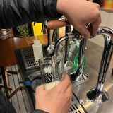 手指轻点酒杯边