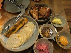 烟熏三文鱼配烤饺子皮和芥末籽酱-BOR Eatery(安福路店)