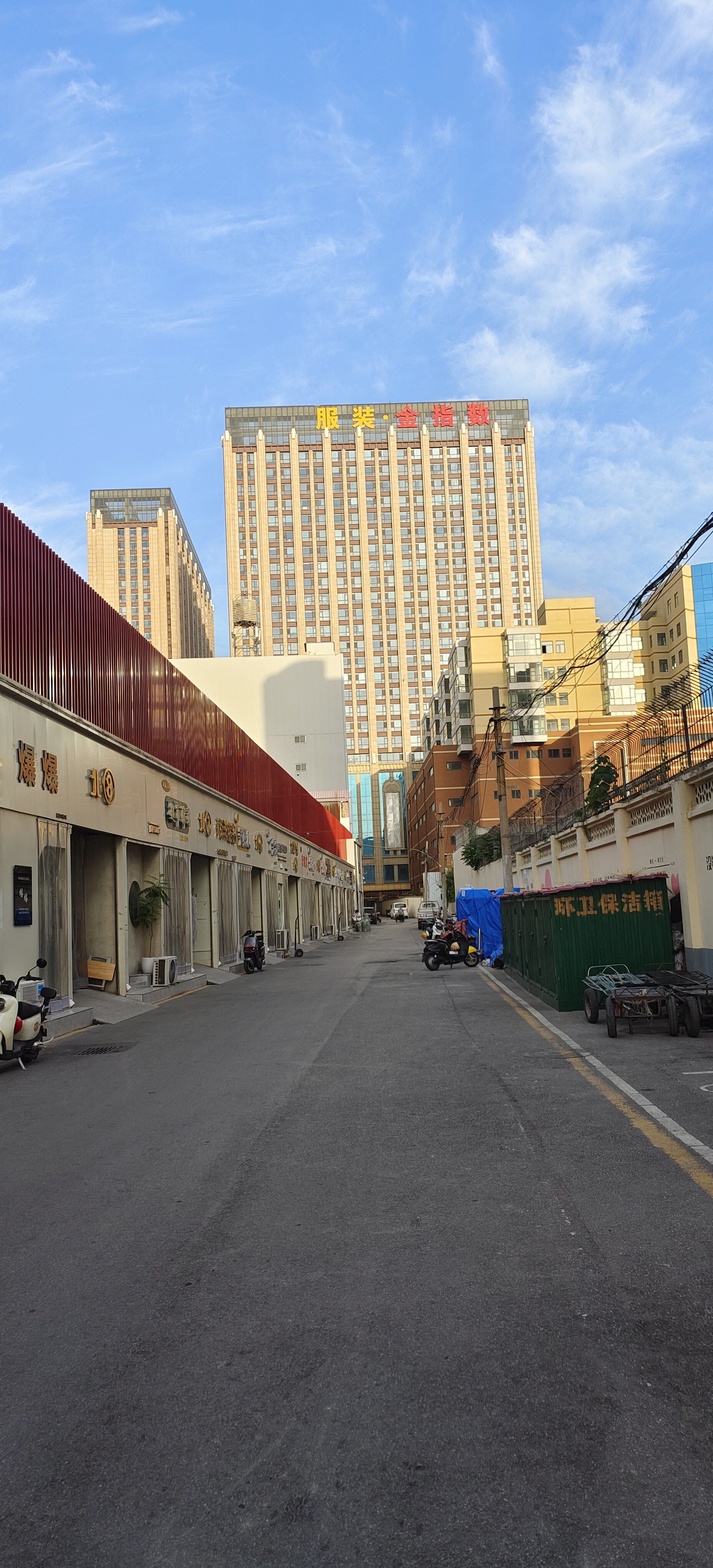 新华集贸批发市场,有金亿城,服装大世界,新青年服装城,金指数购物广场