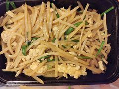 鸡蛋土豆丝炒韭菜-合合春饼·酱骨·东北菜(潘家园店)