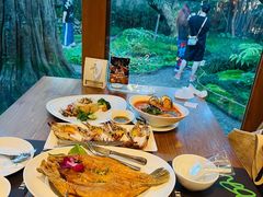 -Chom Cafe and Restaurant