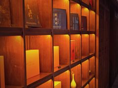 走廊上放了各种茶叶-醉西楼·国风茶社