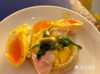 1️⃣水波蛋（Poached Egg）：蛋白包裹蛋黄