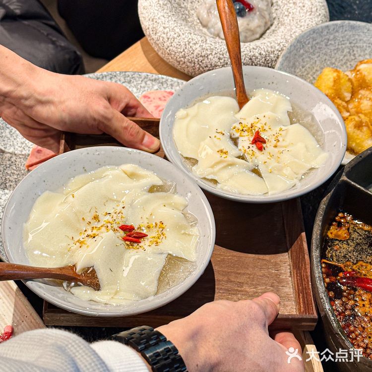 不愧是华发火锅届的“榜一大哥”，这个队排的不冤枉❗