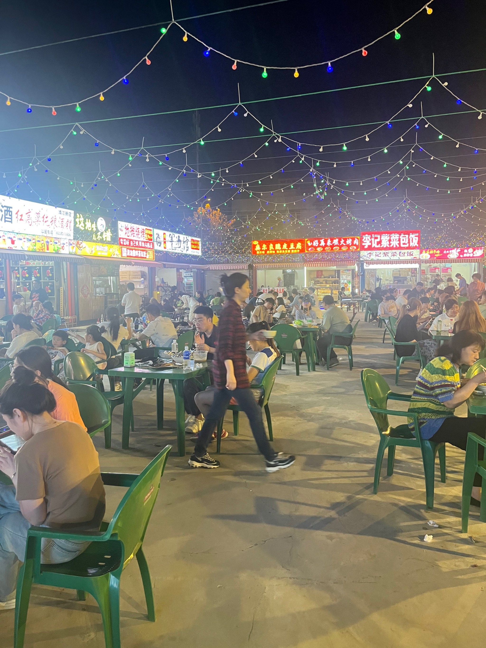 天津市区地铁站口这个夜市好热闹