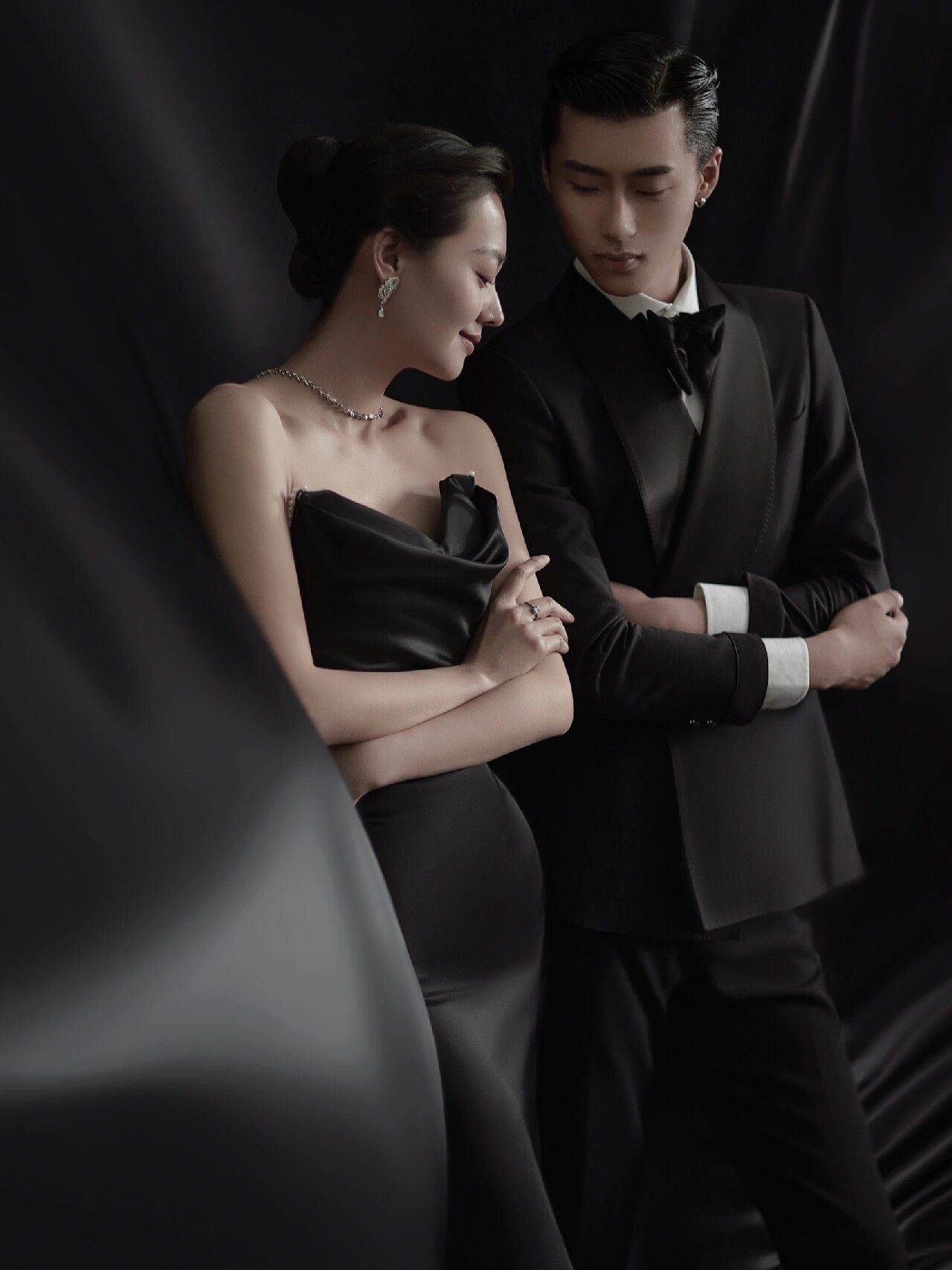 不爱跟风的00后,拍了特别的黑色室内情侣写真