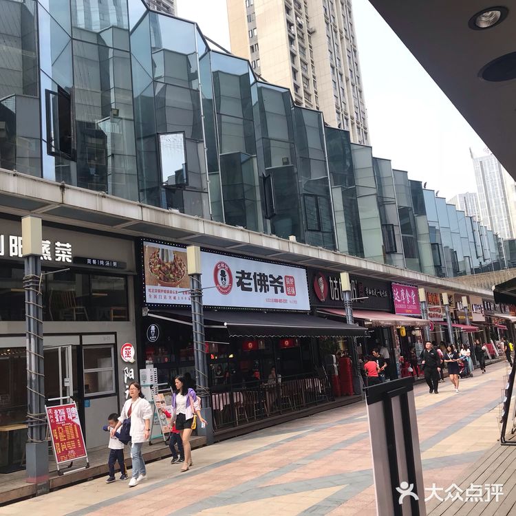 老佛爷铜炉炭火蛙锅在仓山万达金街，位置很显眼