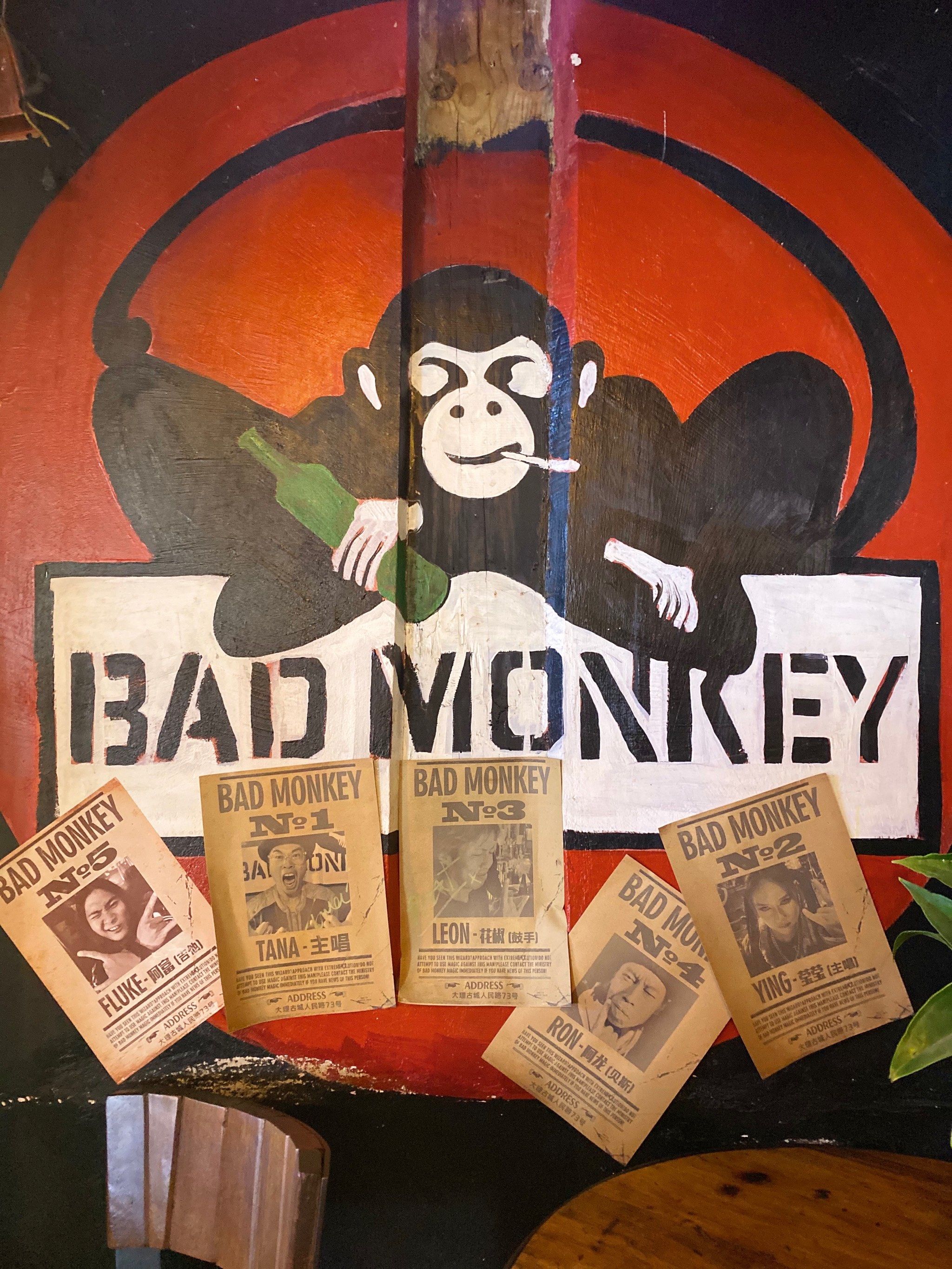 \\n酒吧门口左边的墙上就会看到badmonkey的标志