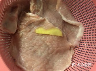 宅家三餐日记之炸大排 第一步，大排用刀背敲打洗干净后