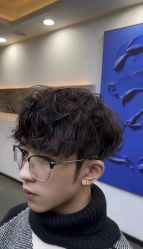 -一家只做男发烫染的店