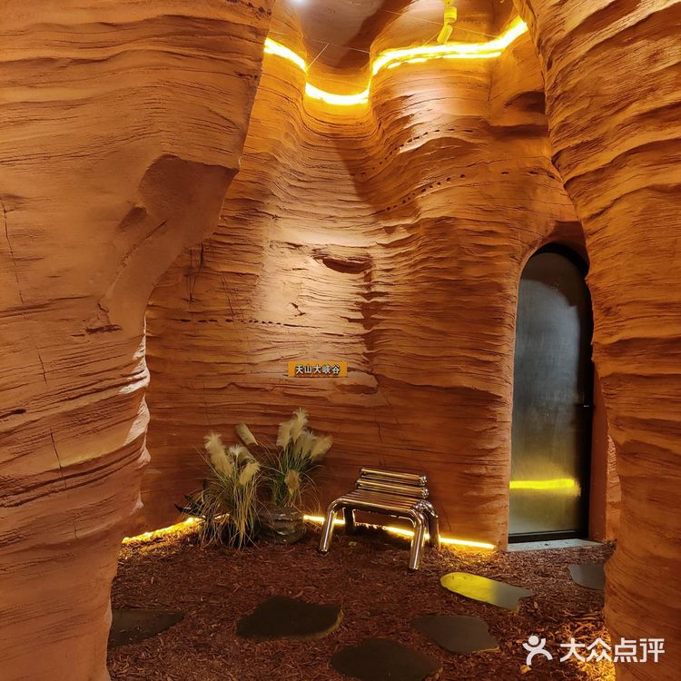 没赶上夕阳，但赶上了夜景和表演，凉爽的秋天在户外吃饭[牛排]。