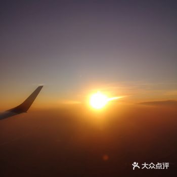 天空很蓝，几朵白云就像是画上去似的，天空和白云都很干净