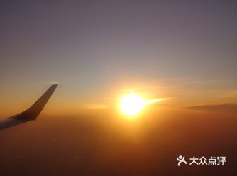 天空很蓝，几朵白云就像是画上去似的，天空和白云都很干净