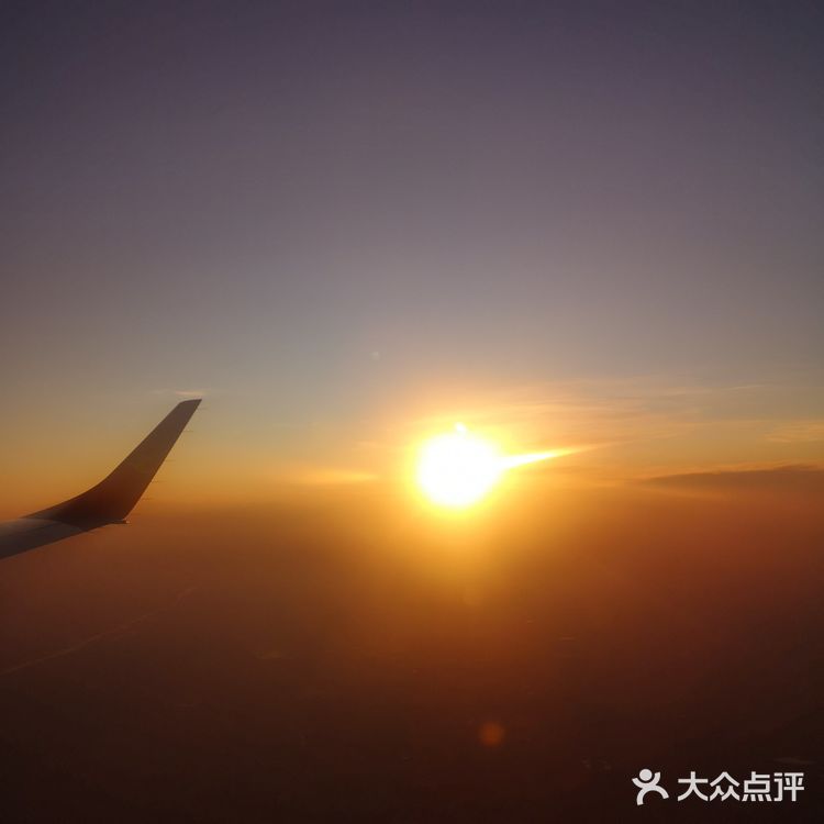 天空很蓝，几朵白云就像是画上去似的，天空和白云都很干净