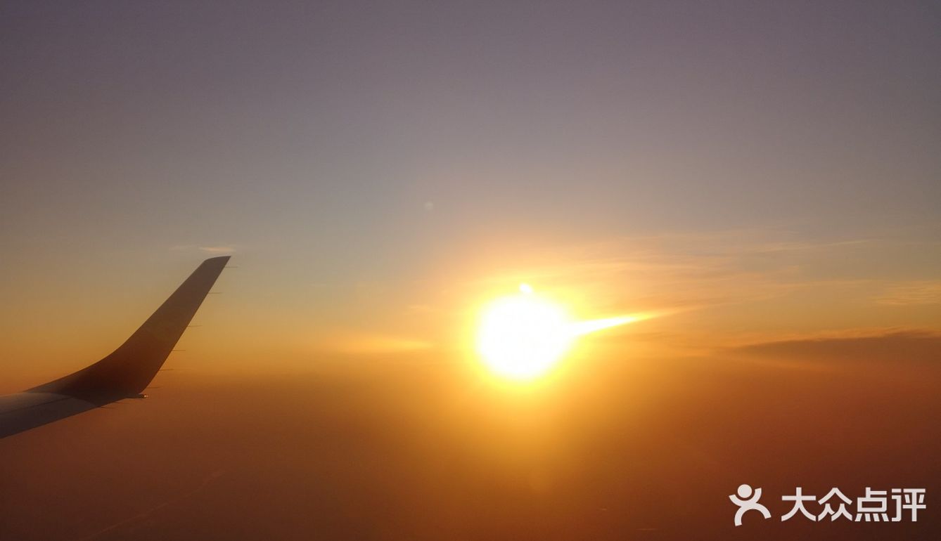 天空很蓝，几朵白云就像是画上去似的，天空和白云都很干净