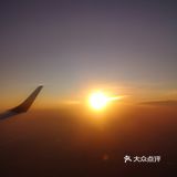 天空很蓝，几朵白云就像是画上去似的，天空和白云都很干净